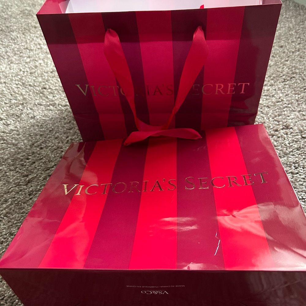 2 Victoria’s Secret Medium Shopping Bags Size.: 11 x 9 x 5.